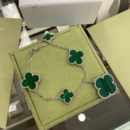 [Joyas Regalia] PULSERA DE PLATA Y MALAQUITA CON 5 MOTIVOS DE TRÉBOL
