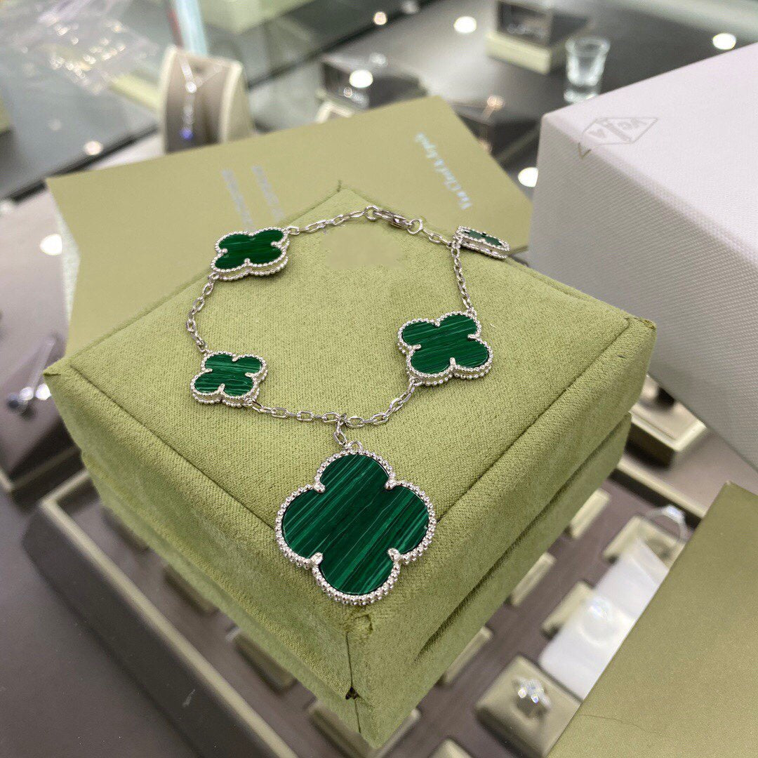 [Joyas Regalia] PULSERA DE PLATA Y MALAQUITA CON 5 MOTIVOS DE TRÉBOL