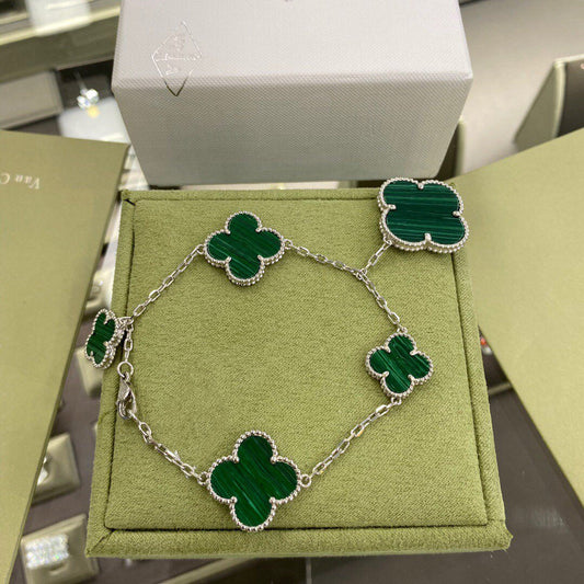 [Joyas Regalia] PULSERA DE PLATA Y MALAQUITA CON 5 MOTIVOS DE TRÉBOL