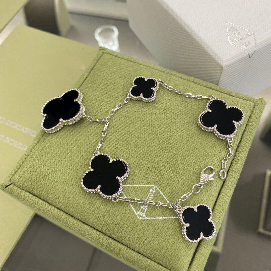 [Joyas Regalia] PULSERA DE ÓNIX DE PLATA CON 5 MOTIVOS DE TRÉBOL
