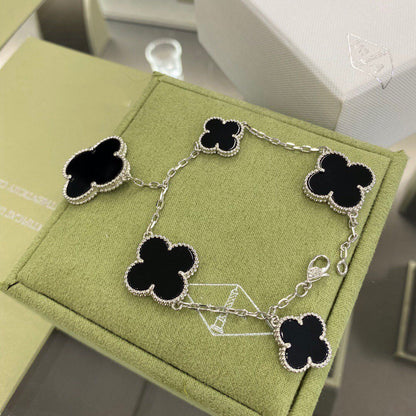 [Joyas Regalia] PULSERA DE ÓNIX DE PLATA CON 5 MOTIVOS DE TRÉBOL
