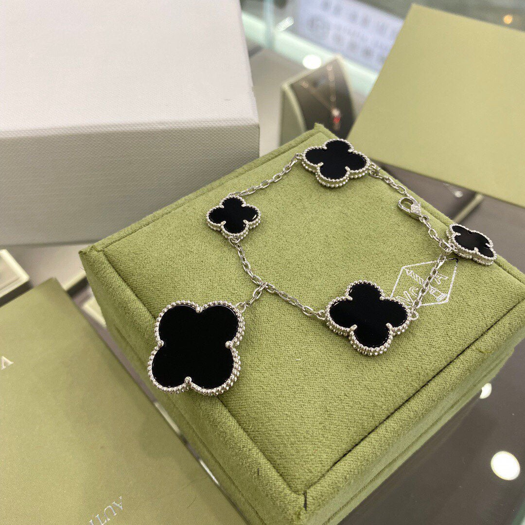 [Joyas Regalia] PULSERA DE ÓNIX DE PLATA CON 5 MOTIVOS DE TRÉBOL
