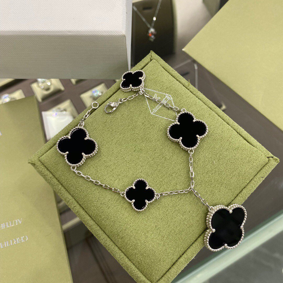 [Joyas Regalia] PULSERA DE ÓNIX DE PLATA CON 5 MOTIVOS DE TRÉBOL