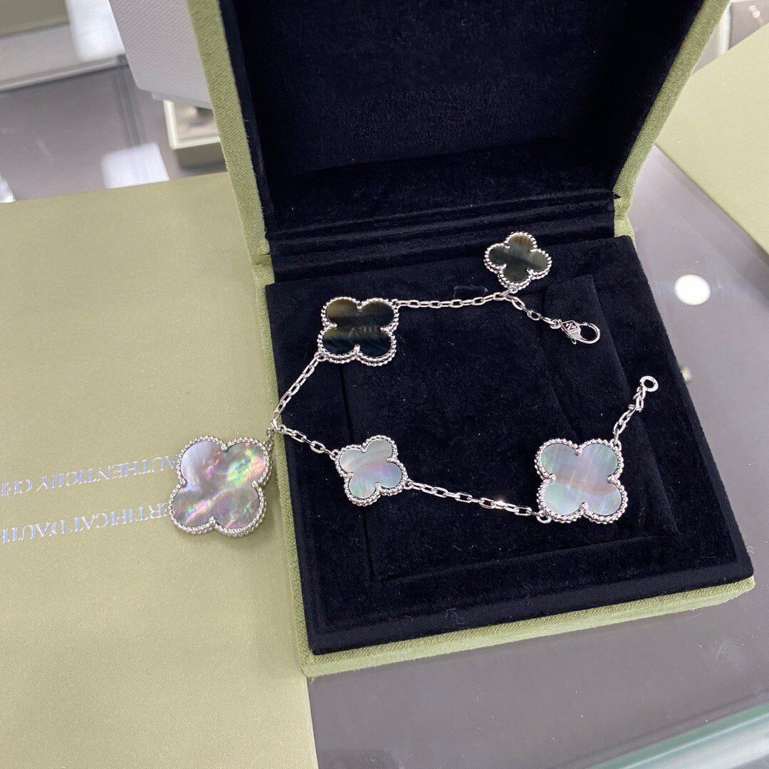 [Joyas Regalia] PULSERA DE PLATA CON 5 MOTIVOS DE TRÉBOL Y TRAPEZOIDAL OSCURO