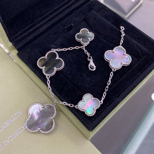 [Joyas Regalia] PULSERA DE PLATA CON 5 MOTIVOS DE TRÉBOL Y TRAPEZOIDAL OSCURO