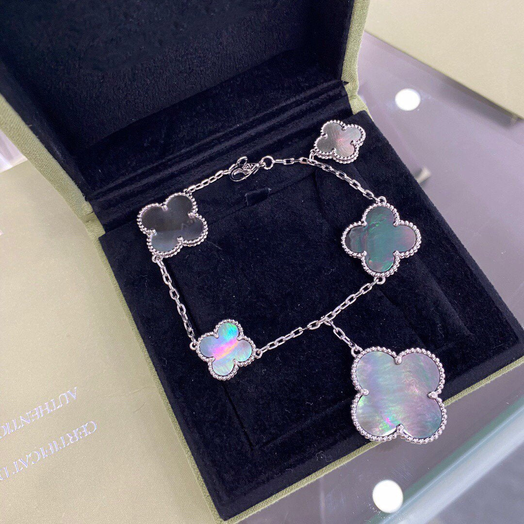 [Joyas Regalia] PULSERA DE PLATA CON 5 MOTIVOS DE TRÉBOL Y TRAPEZOIDAL OSCURO