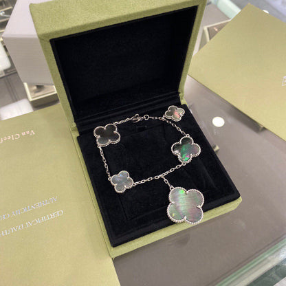 [Joyas Regalia] PULSERA DE PLATA CON 5 MOTIVOS DE TRÉBOL Y TRAPEZOIDAL OSCURO