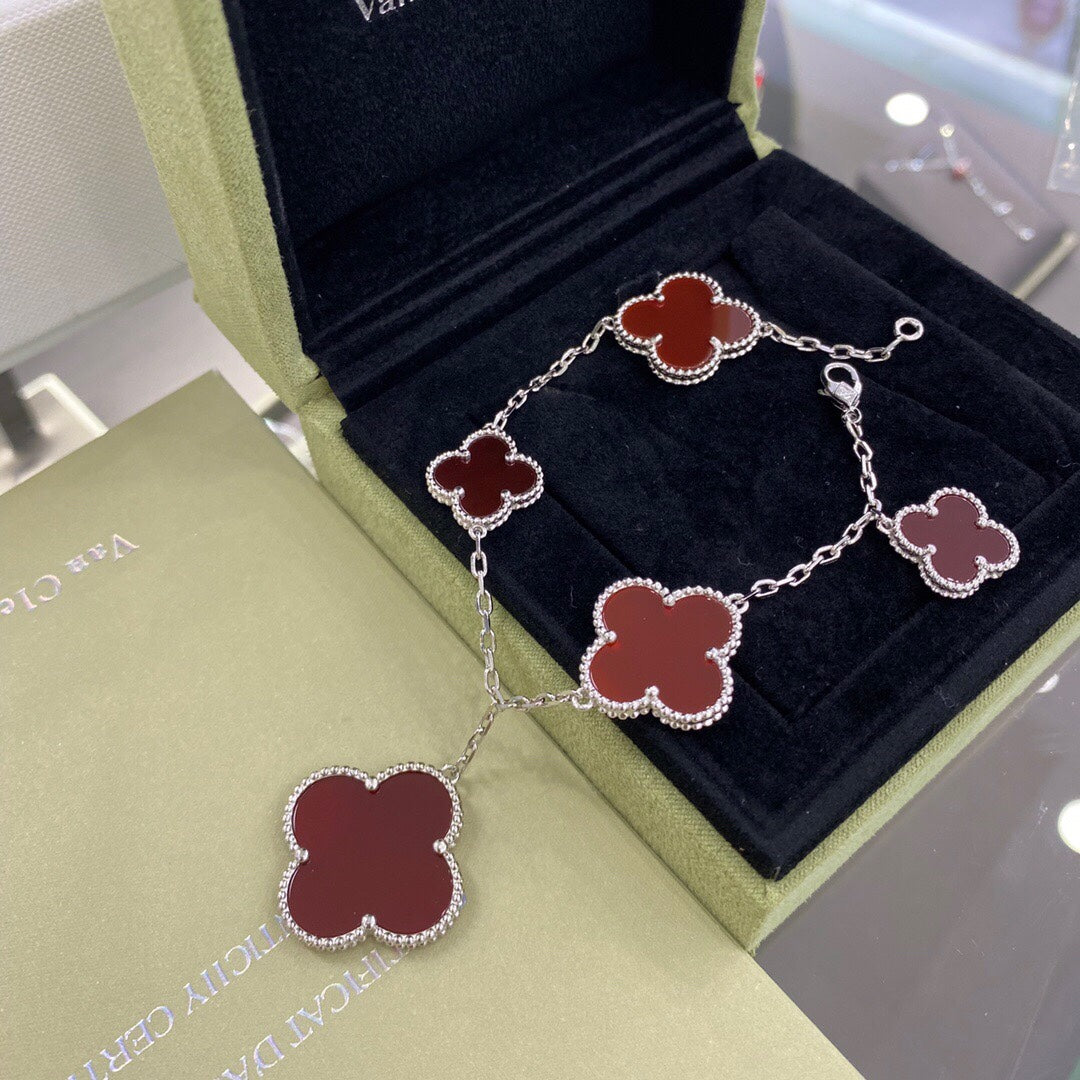 [Joyas Regalia] PULSERA DE CORNALINA DE PLATA CON 5 MOTIVOS DE TRÉBOL