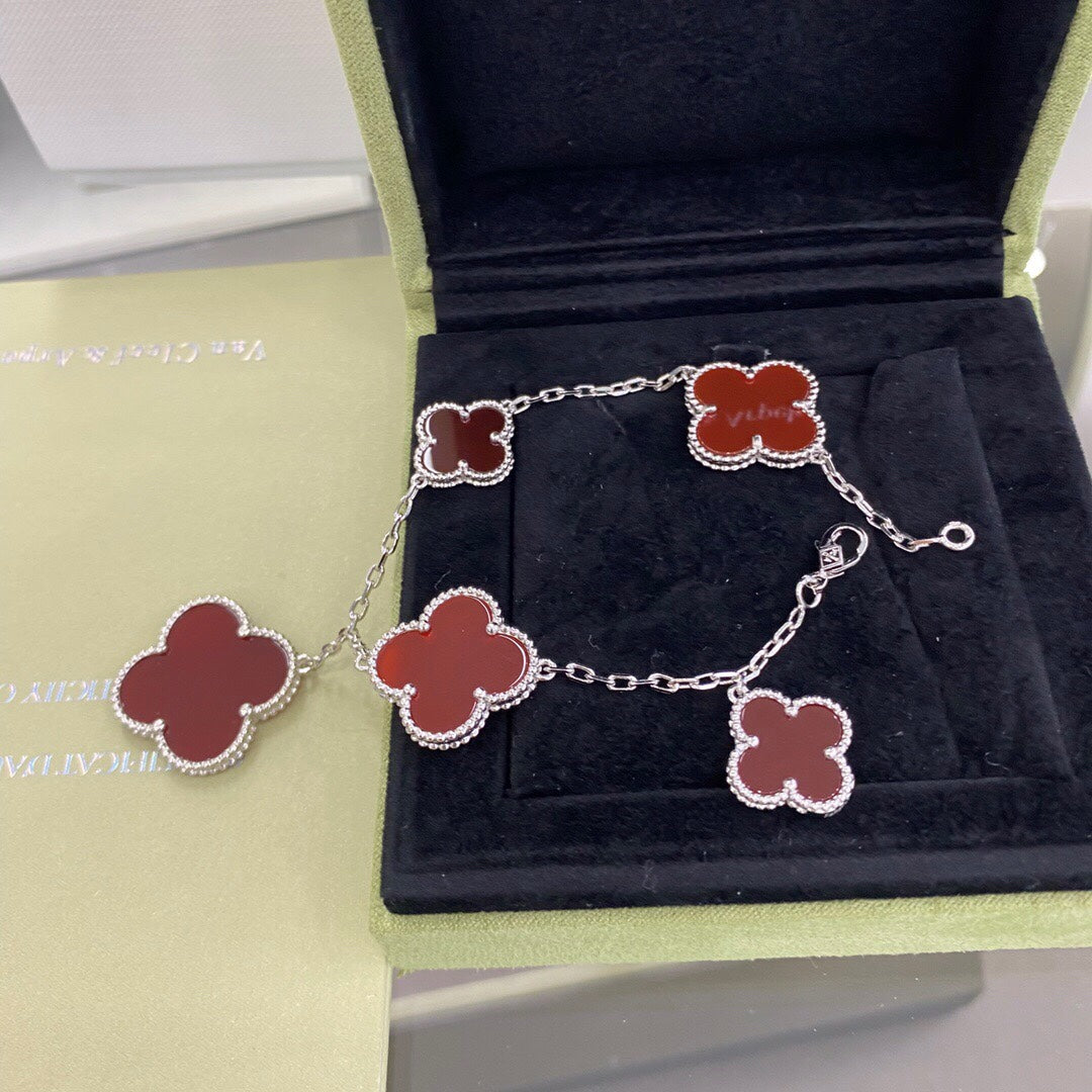 [Joyas Regalia] PULSERA DE CORNALINA DE PLATA CON 5 MOTIVOS DE TRÉBOL