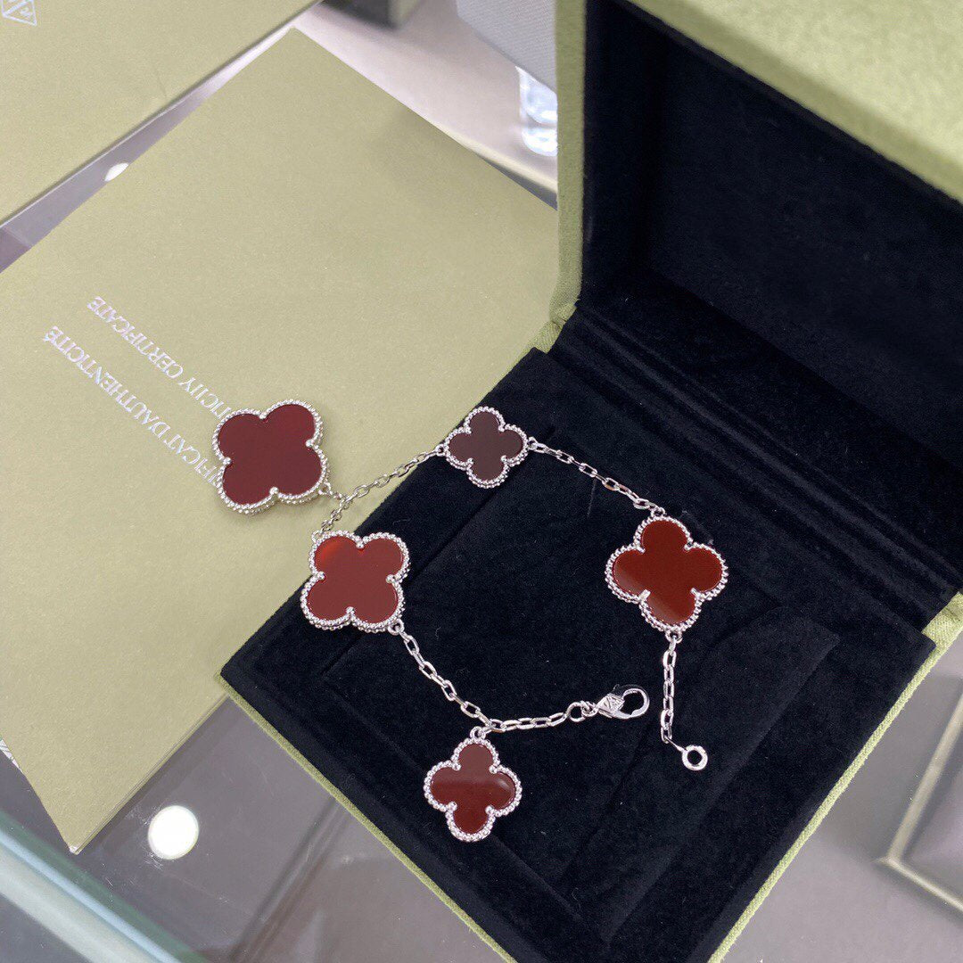 [Joyas Regalia] PULSERA DE CORNALINA DE PLATA CON 5 MOTIVOS DE TRÉBOL