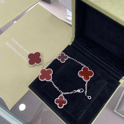 [Joyas Regalia] PULSERA DE CORNALINA DE PLATA CON 5 MOTIVOS DE TRÉBOL
