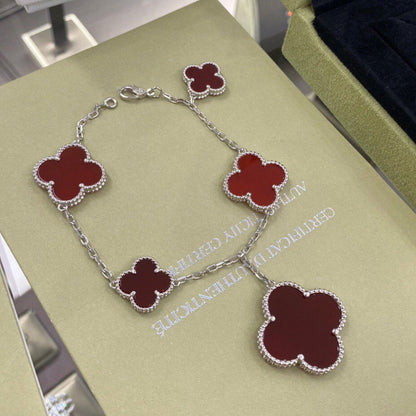 [Joyas Regalia] PULSERA DE CORNALINA DE PLATA CON 5 MOTIVOS DE TRÉBOL