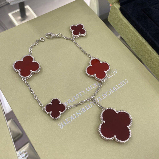 [Joyas Regalia] PULSERA DE CORNALINA DE PLATA CON 5 MOTIVOS DE TRÉBOL