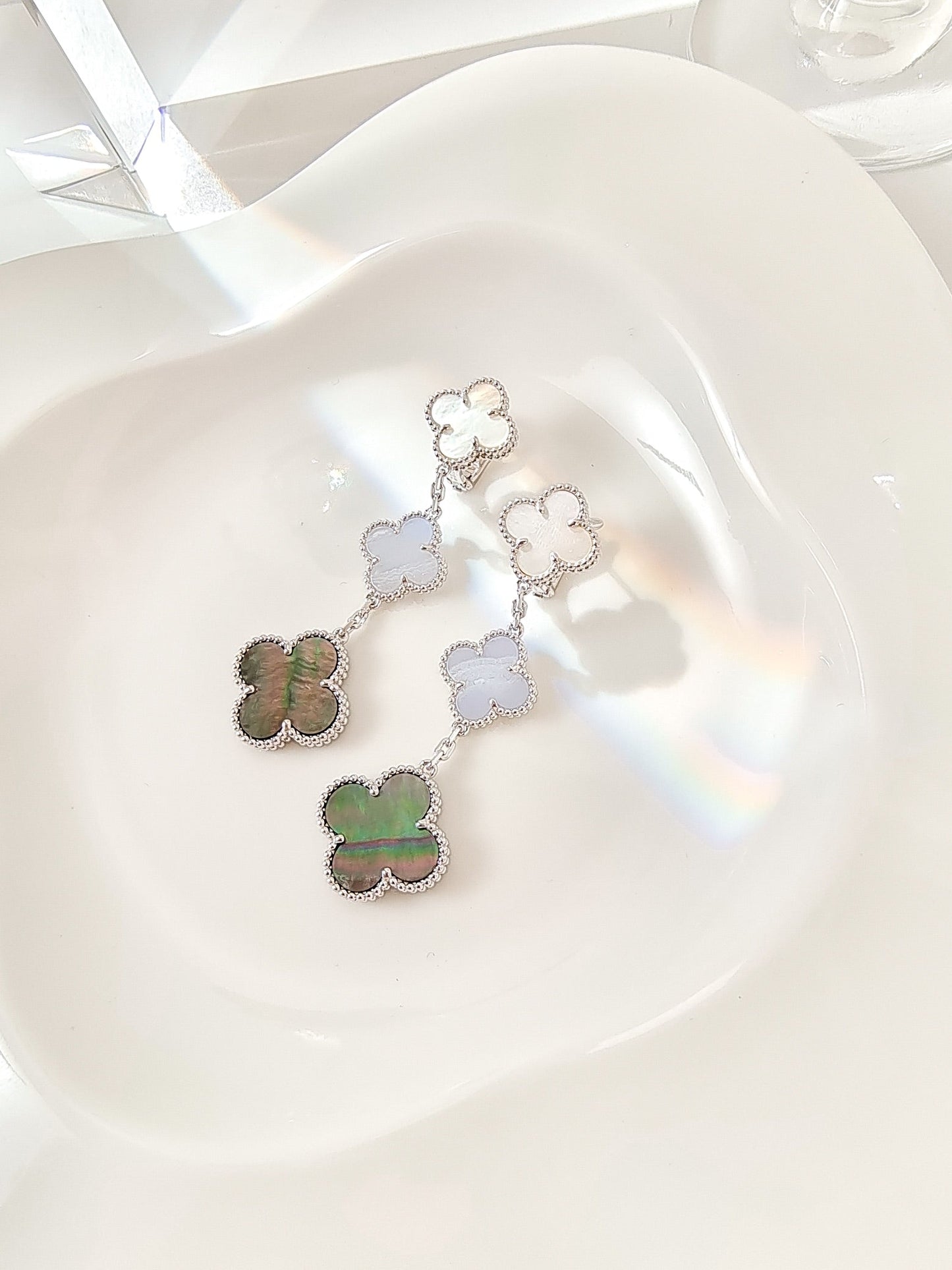 [Regalia jewelry]CLOVER 3 MOTIFS CHALCEDONY DARK MOP SILVER EARRINGS
