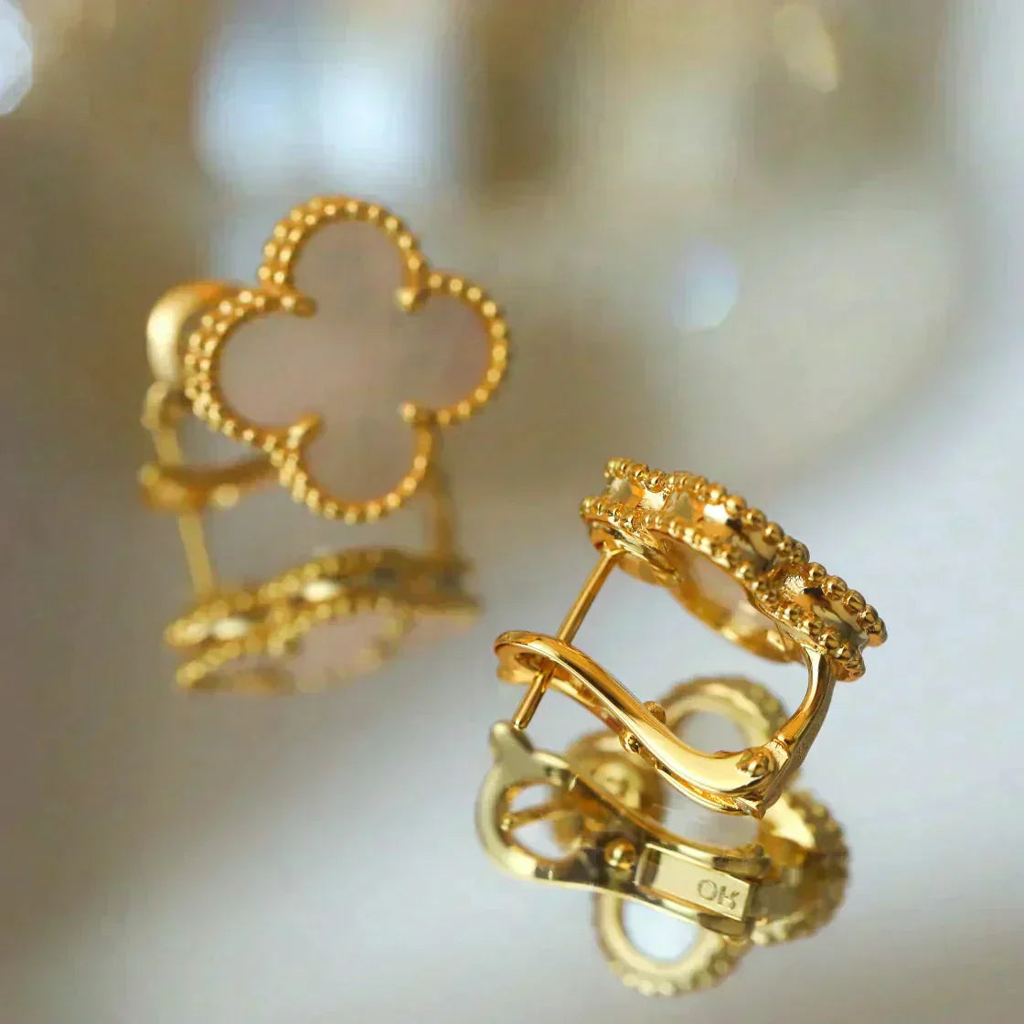 [Regalia jewelry]CLOVER MEDIUM 1 MOTIFS  WHITE MOP STUD EARRINGS