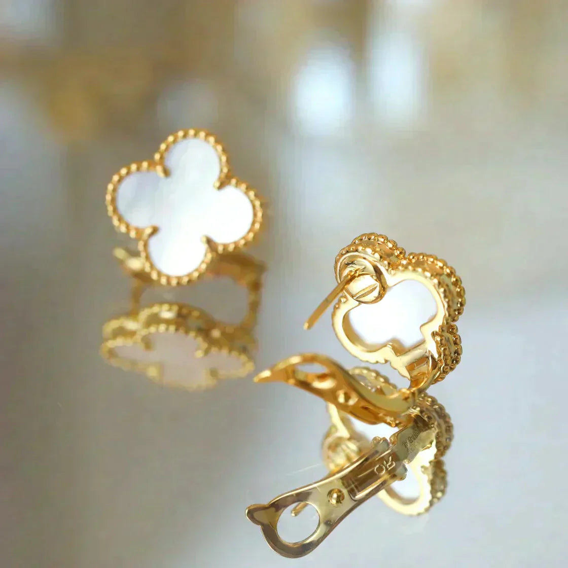 [Regalia jewelry]CLOVER MEDIUM 1 MOTIFS  WHITE MOP STUD EARRINGS