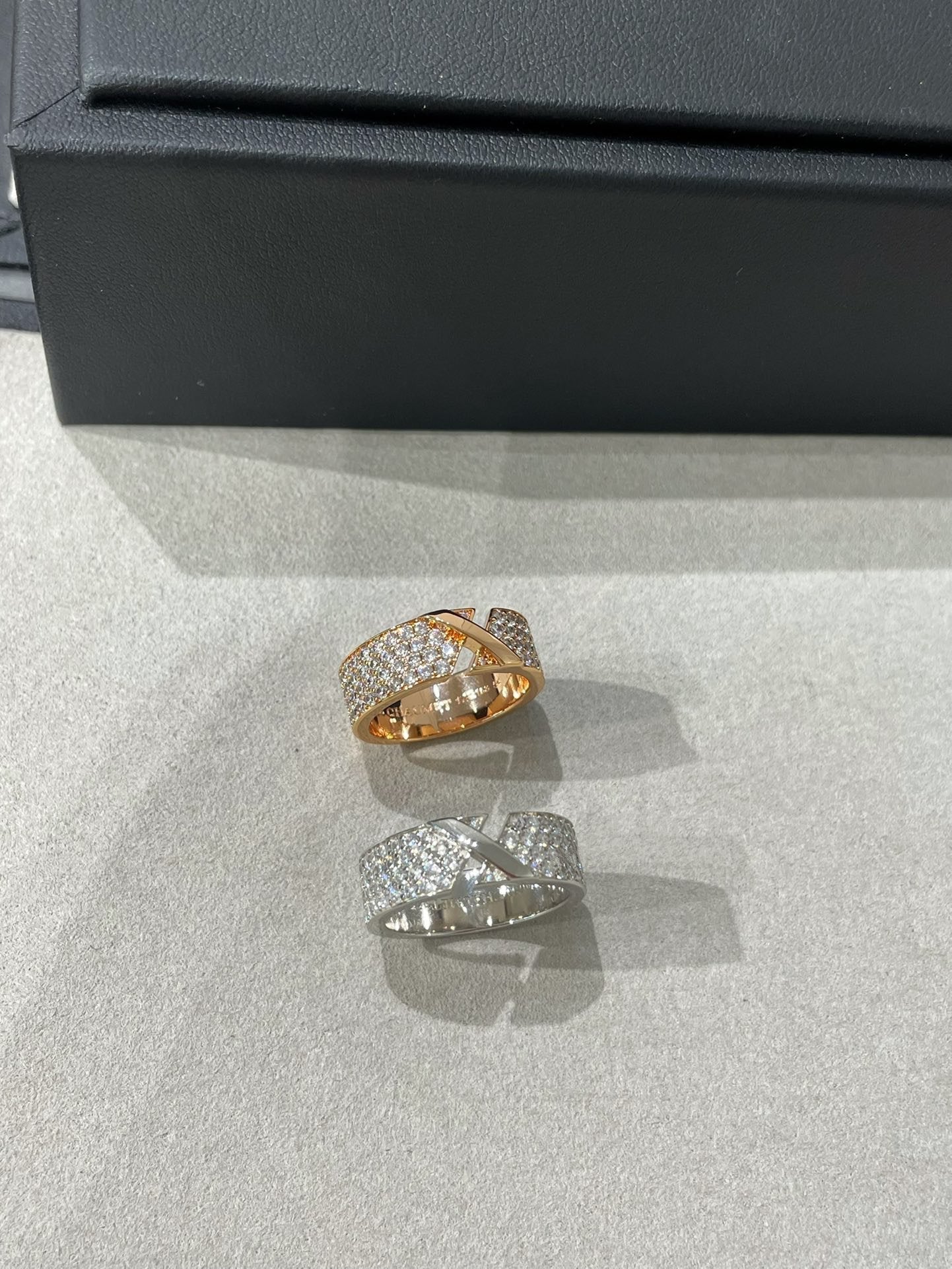 [Joyas Regalia] ANILLO CON DIAMANTES PAVIMENTADOS CON EVIDENCIA DE GRAVAMEN