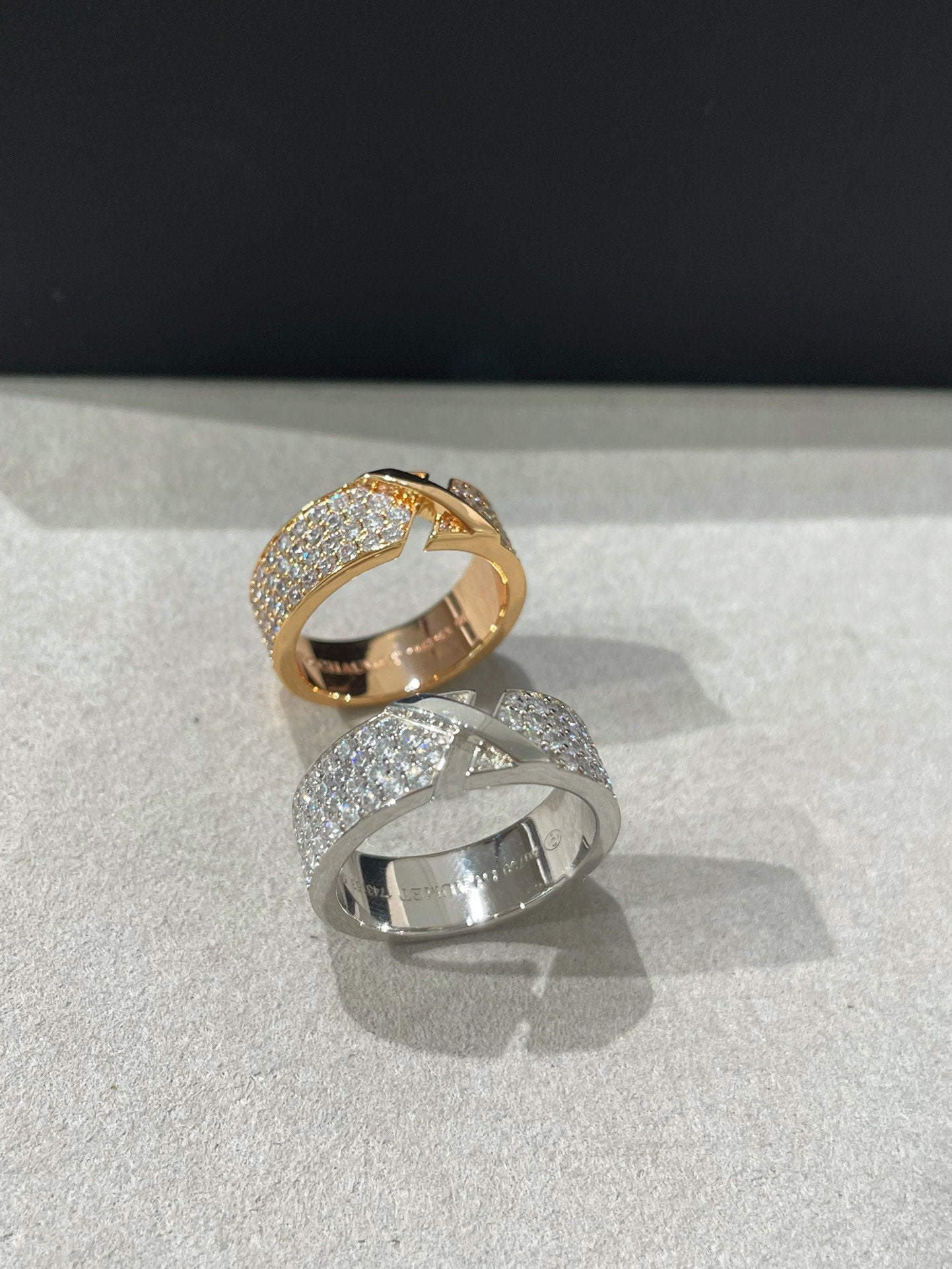 [Joyas Regalia] ANILLO CON DIAMANTES PAVIMENTADOS CON EVIDENCIA DE GRAVAMEN