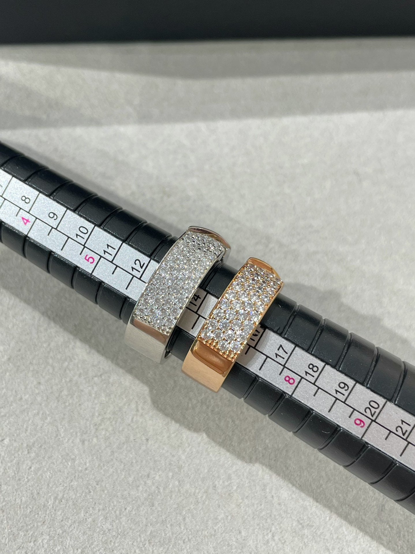 [Joyas Regalia] ANILLO CON DIAMANTES PAVIMENTADOS CON EVIDENCIA DE GRAVAMEN