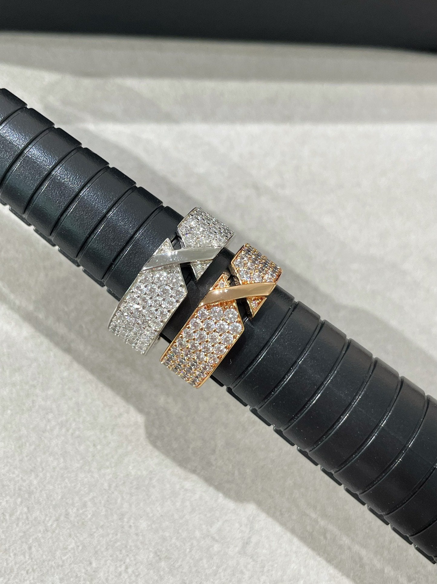 [Joyas Regalia] ANILLO CON DIAMANTES PAVIMENTADOS CON EVIDENCIA DE GRAVAMEN