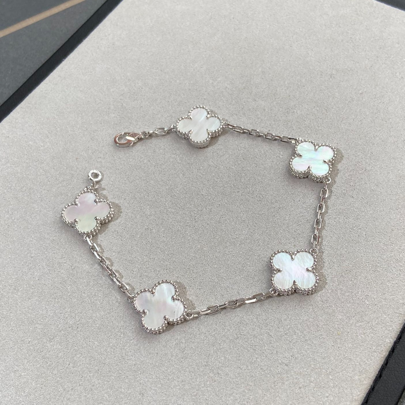 [Joyas Regalia] PULSERA DE PLATA CON 5 MOTIVOS DE TRÉBOL 