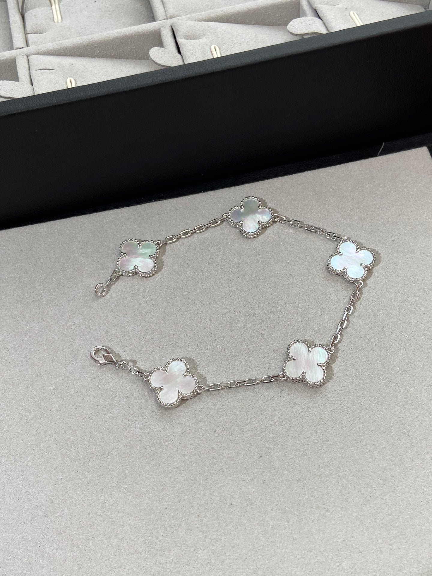 [Joyas Regalia] PULSERA DE PLATA CON 5 MOTIVOS DE TRÉBOL 