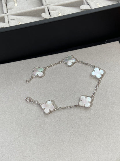 [Joyas Regalia] PULSERA DE PLATA CON 5 MOTIVOS DE TRÉBOL 