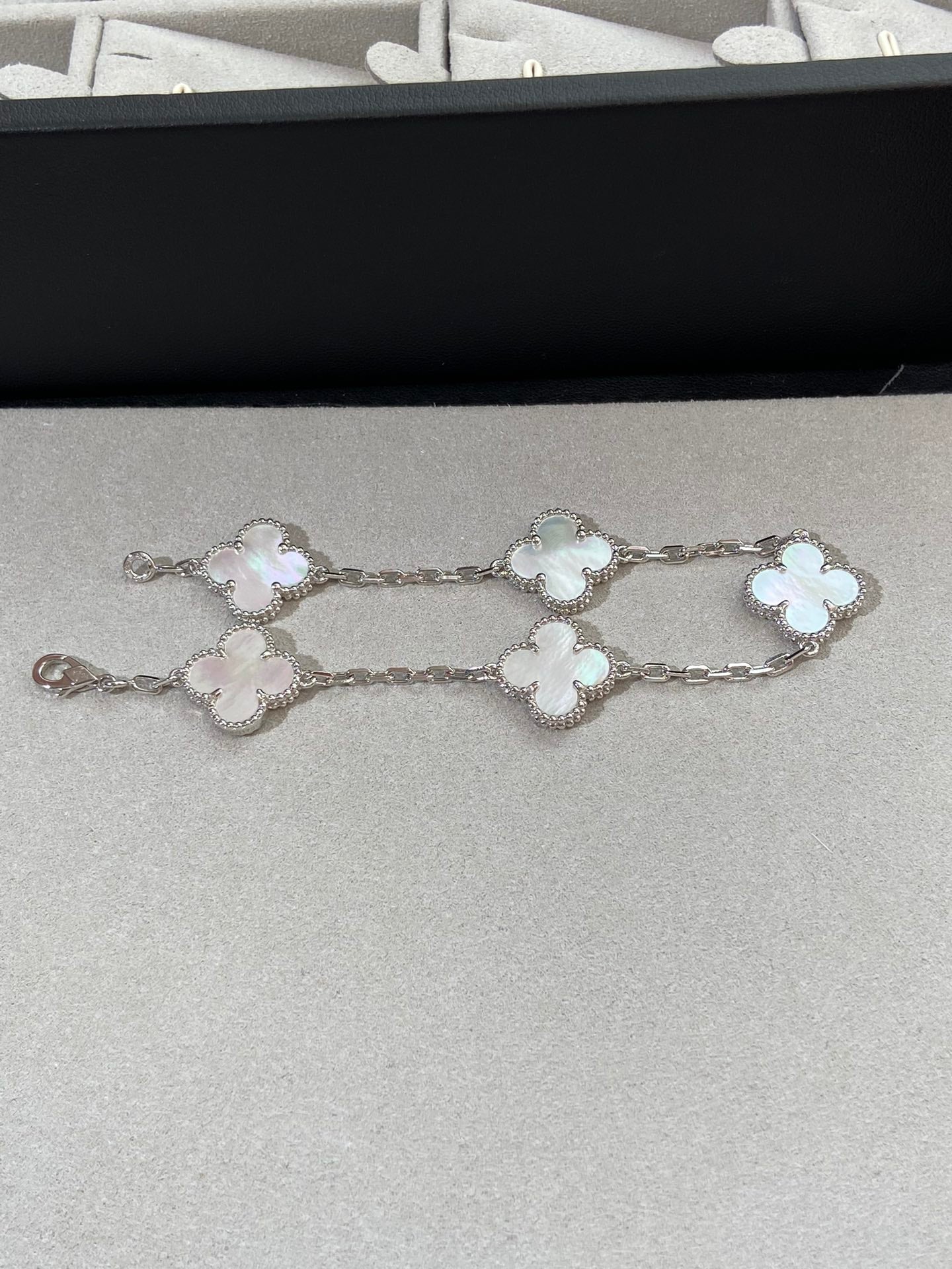[Joyas Regalia] PULSERA DE PLATA CON 5 MOTIVOS DE TRÉBOL 
