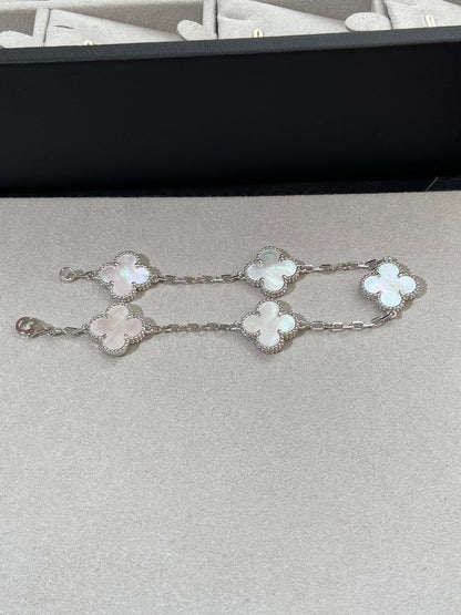 [Joyas Regalia] PULSERA DE PLATA CON 5 MOTIVOS DE TRÉBOL 