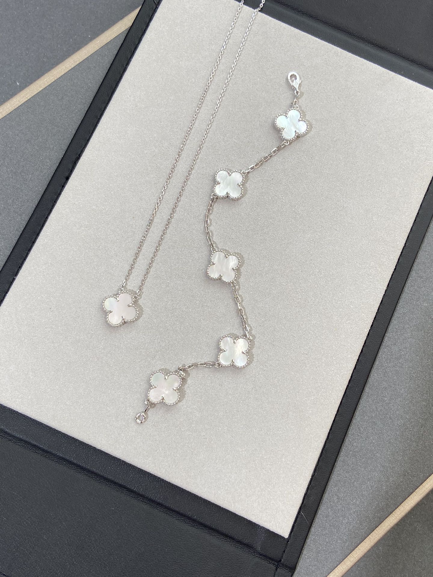 [Joyas Regalia] PULSERA DE PLATA CON 5 MOTIVOS DE TRÉBOL 