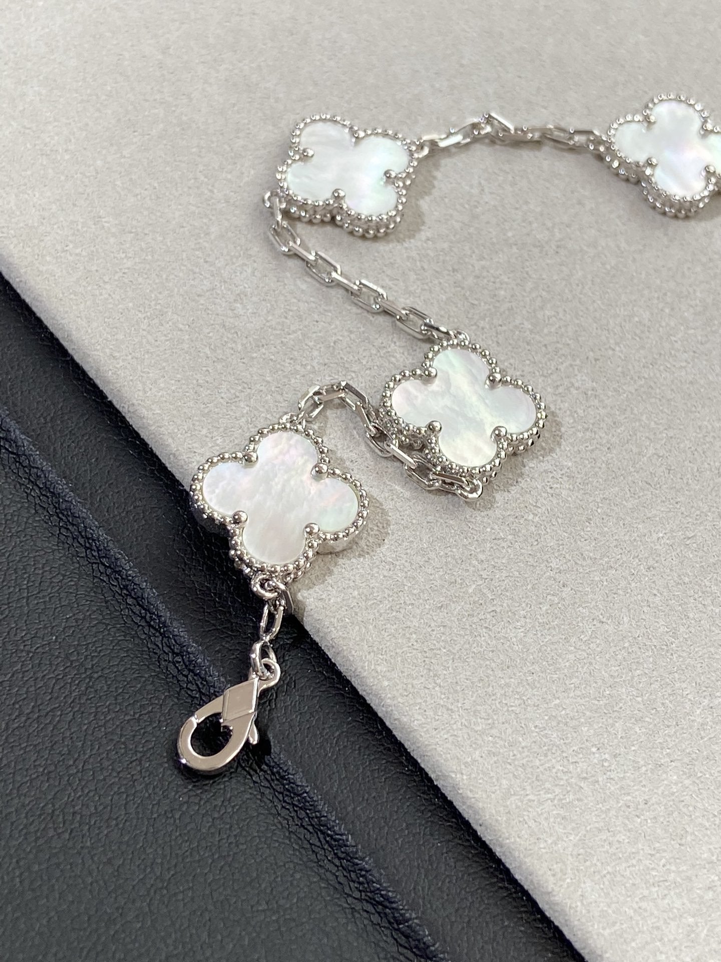 [Joyas Regalia] PULSERA DE PLATA CON 5 MOTIVOS DE TRÉBOL 