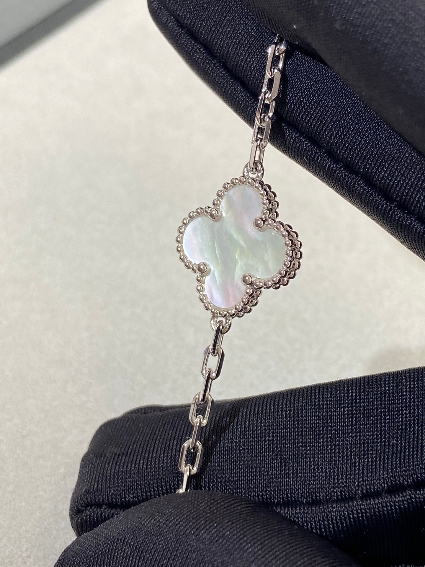 [Joyas Regalia] PULSERA DE PLATA CON 5 MOTIVOS DE TRÉBOL 