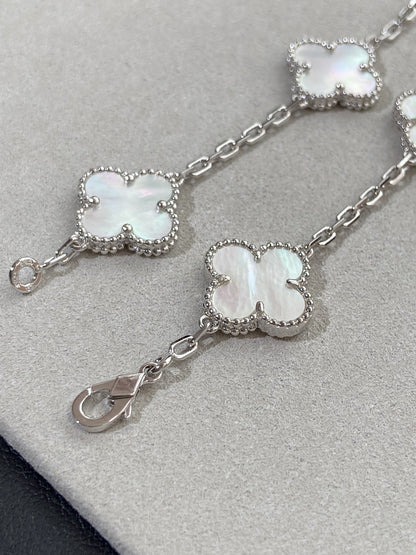 [Joyas Regalia] PULSERA DE PLATA CON 5 MOTIVOS DE TRÉBOL 