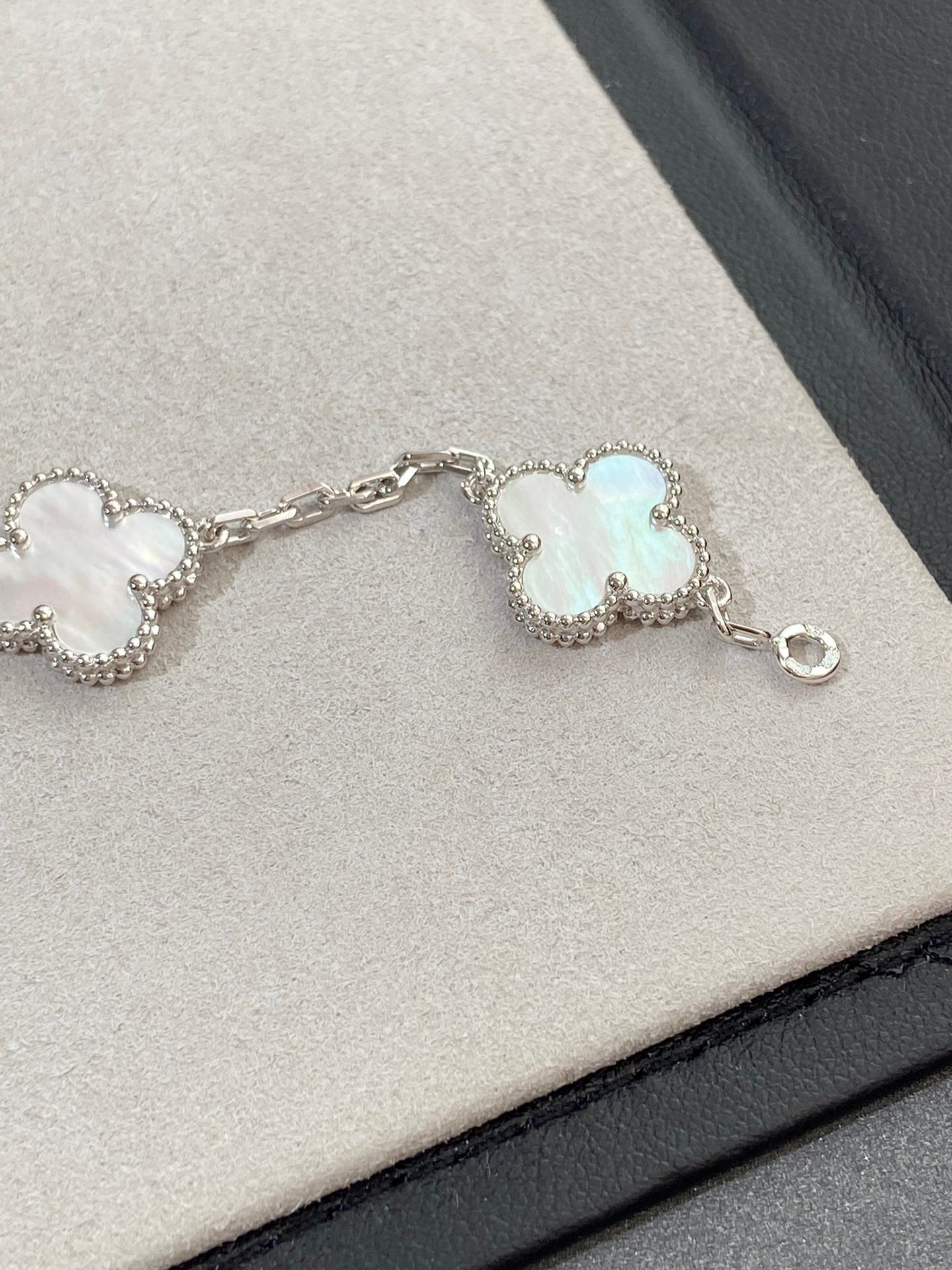 [Joyas Regalia] PULSERA DE PLATA CON 5 MOTIVOS DE TRÉBOL 