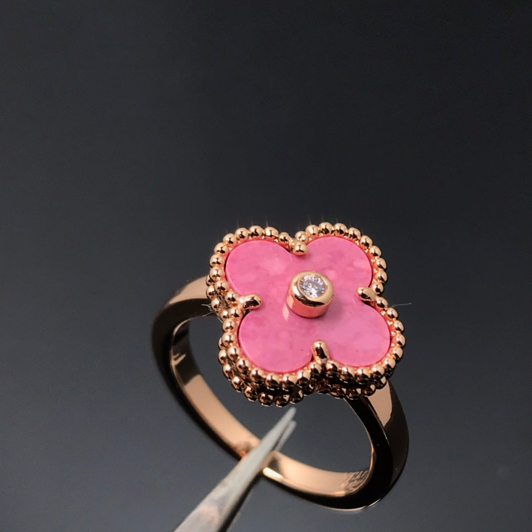 [Joyas Regalia]Anillo de oro rosa con rodonita y trébol