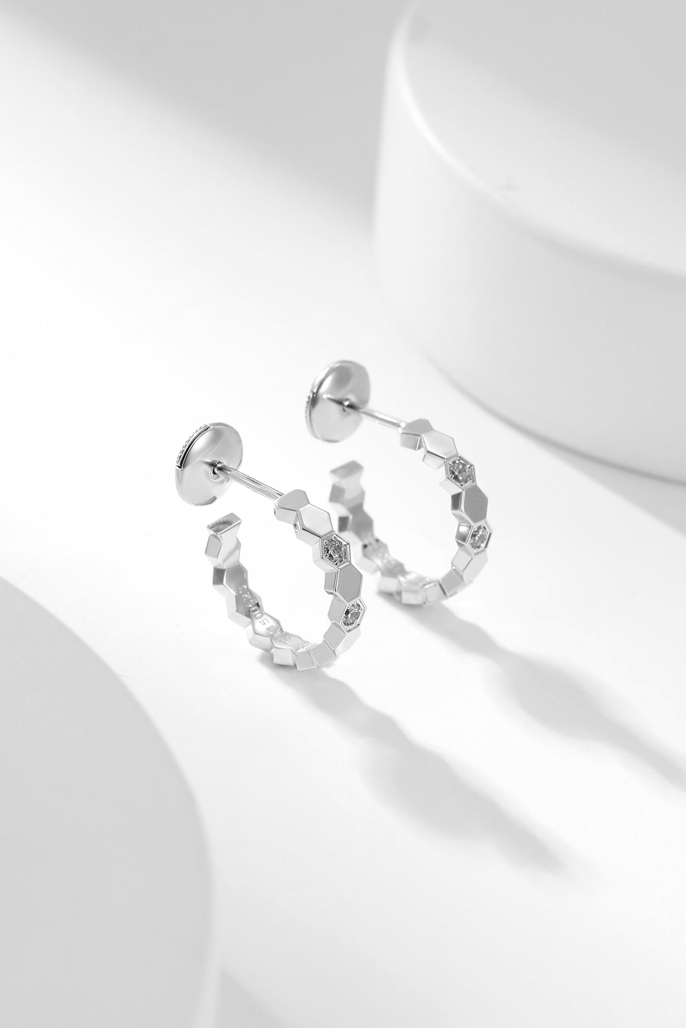 [Joyas Regalia] PENDIENTES DE ARO CON DIAMANTES BEE LOVE
