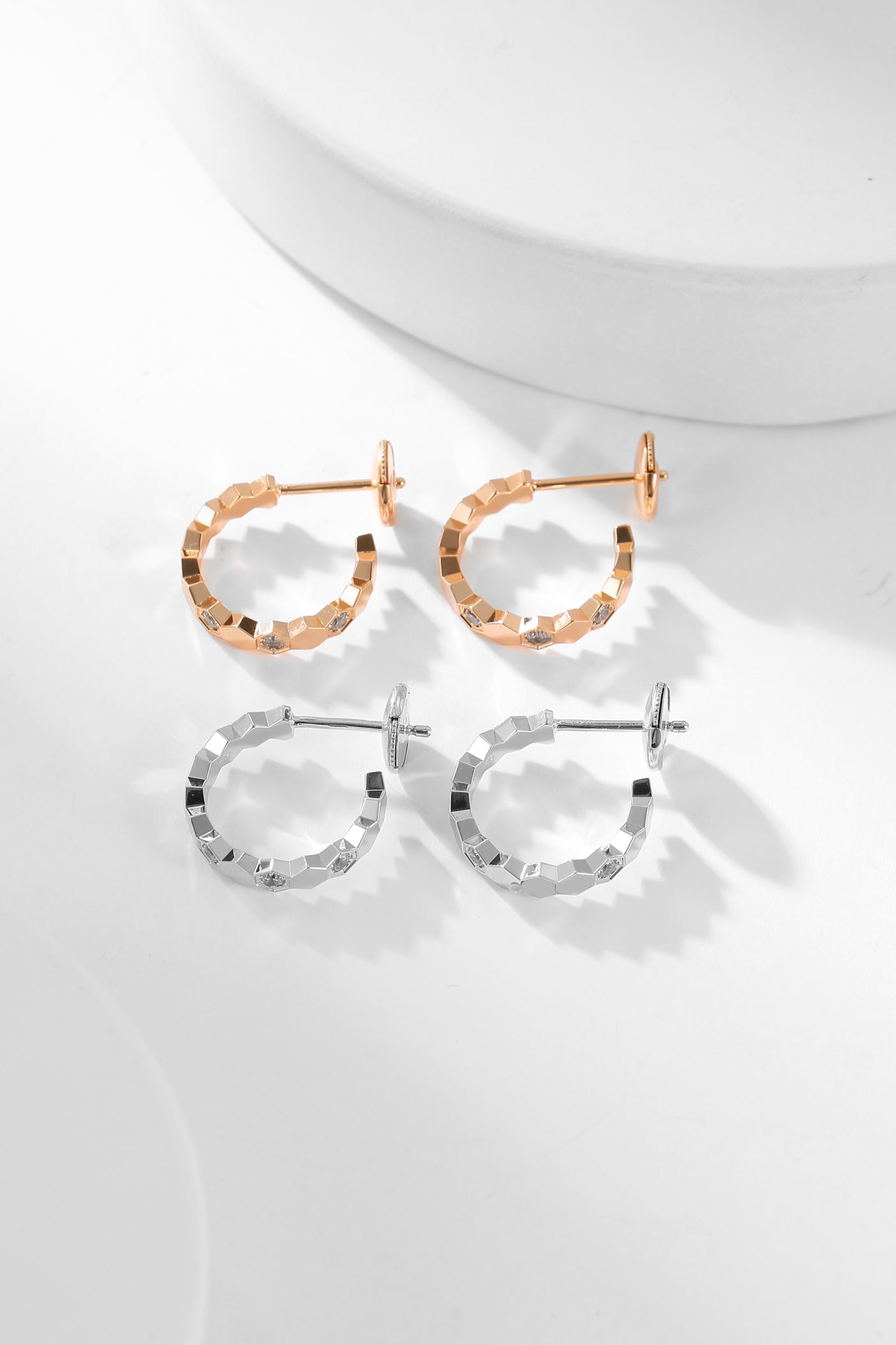 [Joyas Regalia] PENDIENTES DE ARO CON DIAMANTES BEE LOVE