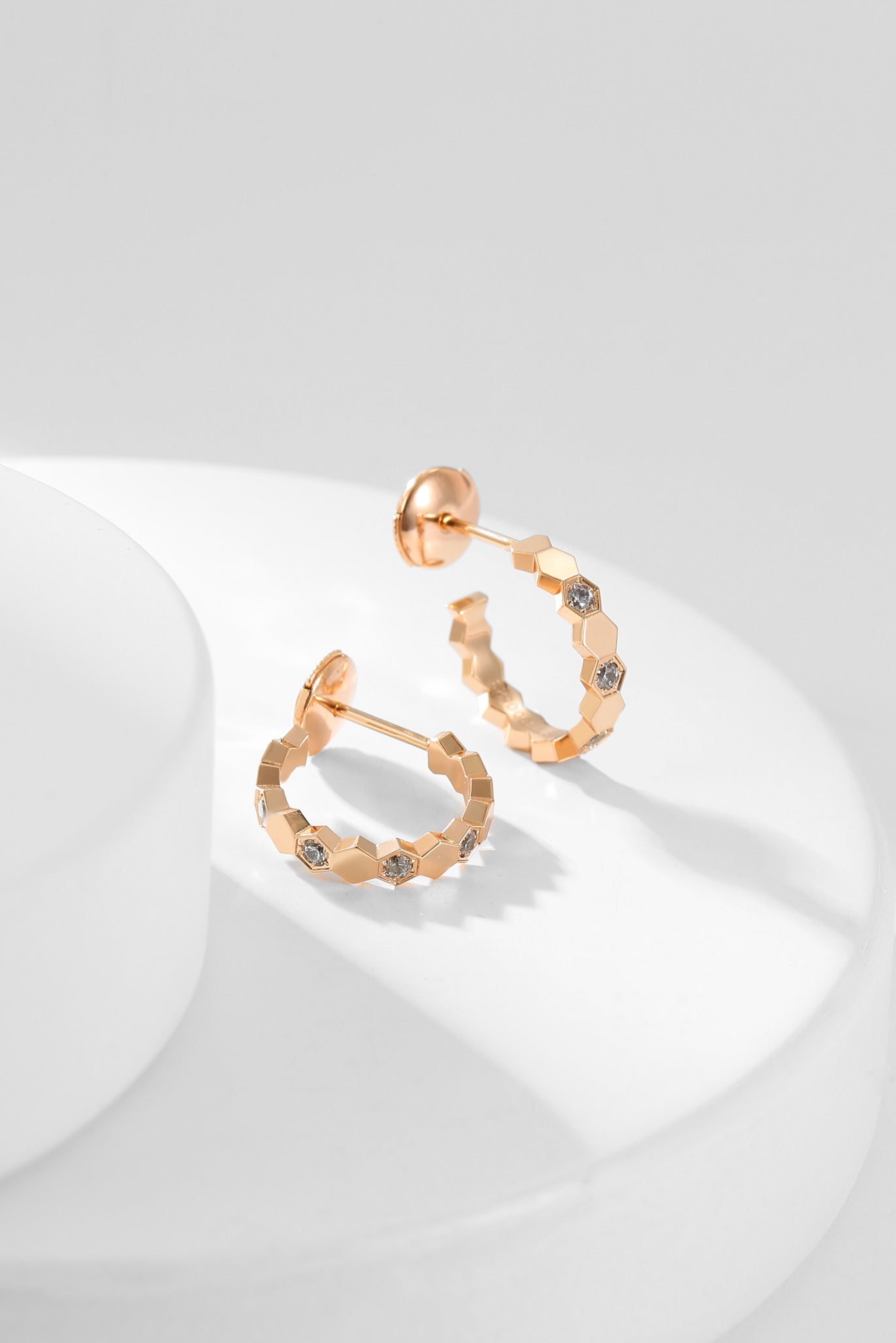 [Joyas Regalia] PENDIENTES DE ARO CON DIAMANTES BEE LOVE
