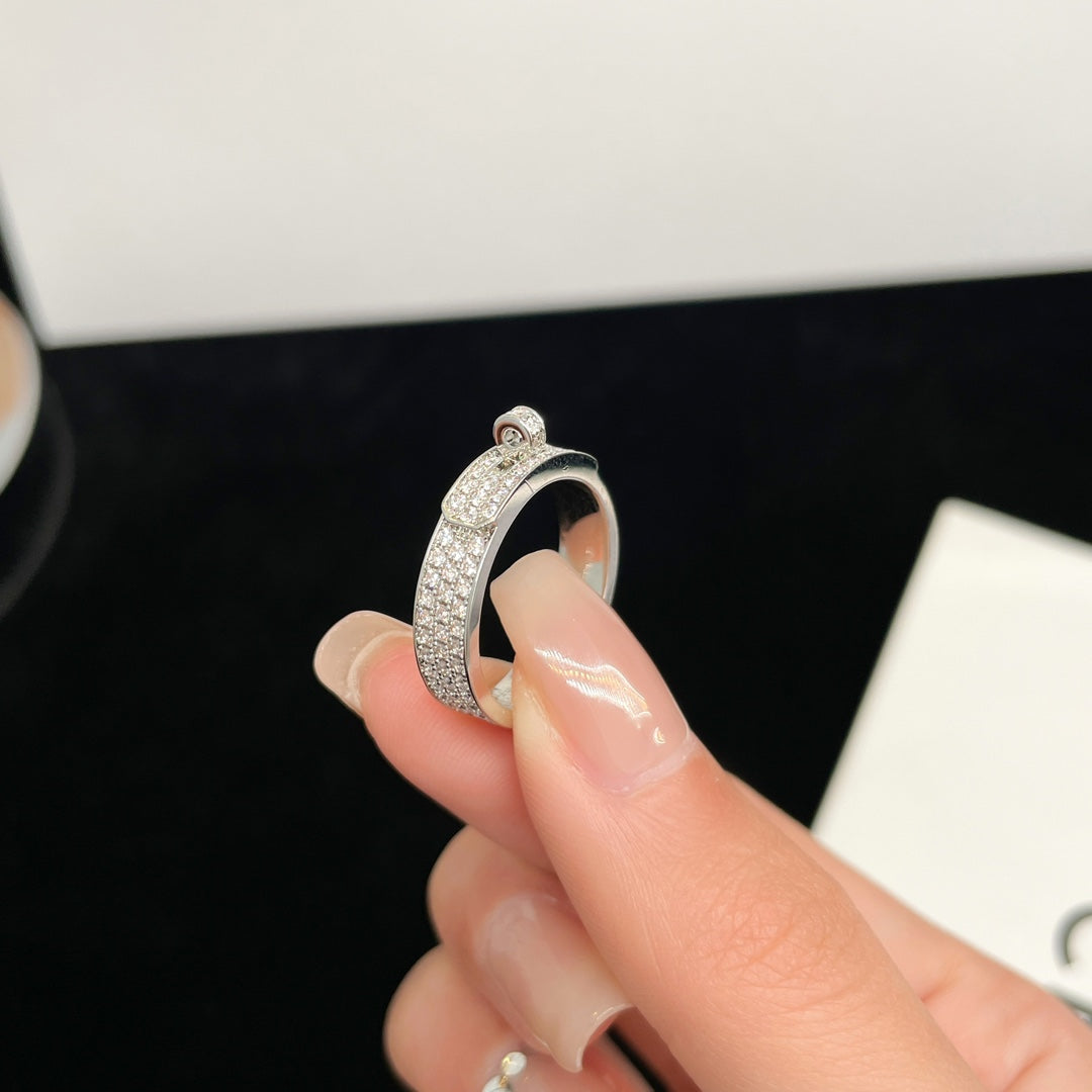 [Joyas Regalia] ANILLO DE PLATA CON DIAMANTES KELLY