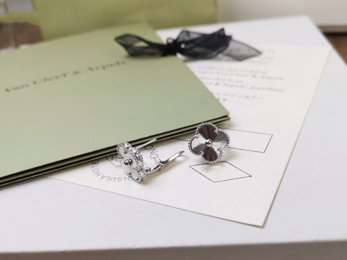 [Regalia jewelry]CLOVER MEDIUM STUD EARRINGS