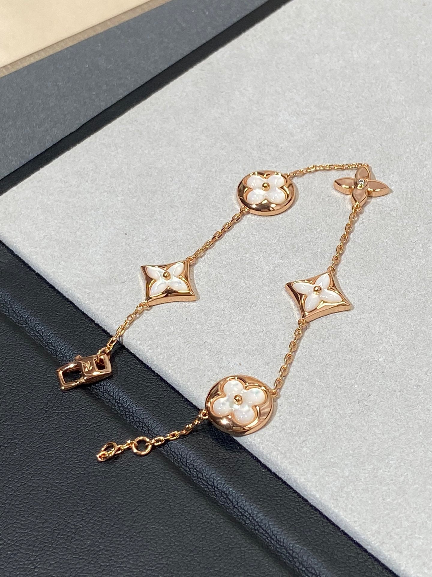 [Regalia jewelry]STAR AND SUN 5 MOTIF MOP PINK GOLD BRACELET