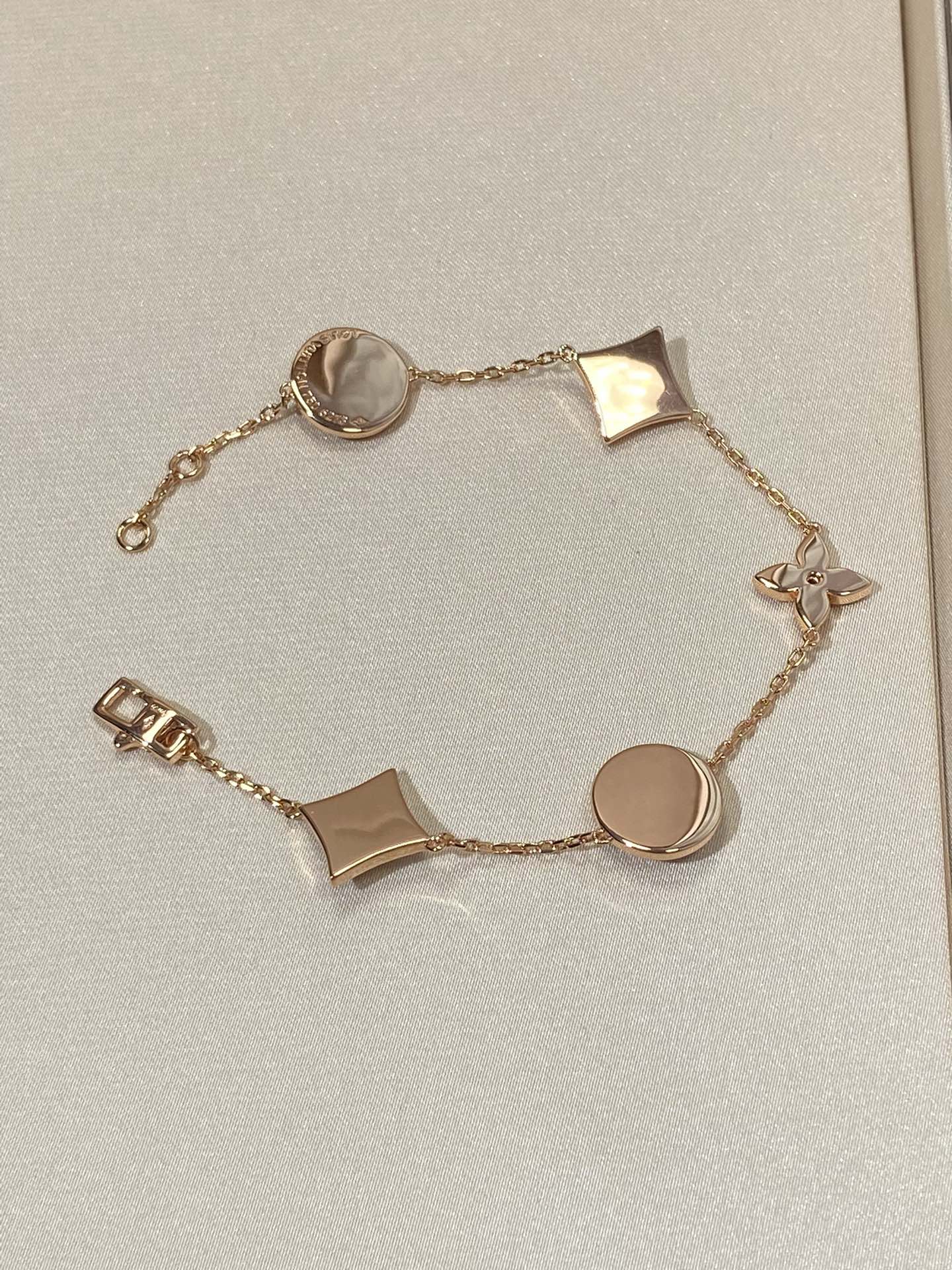 [Regalia jewelry]STAR AND SUN 5 MOTIF MOP PINK GOLD BRACELET