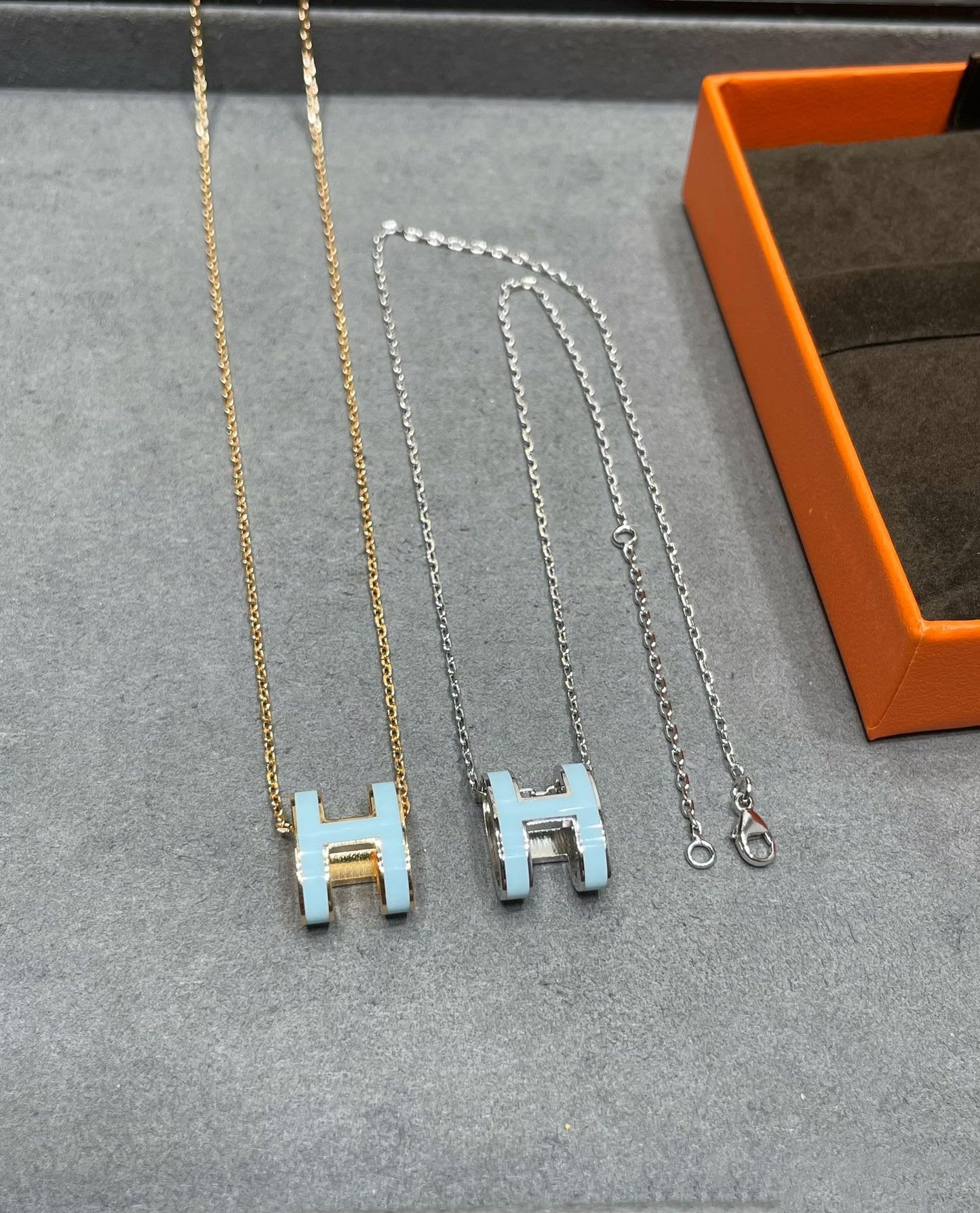 [Joyas Regalia] COLLAR POP H AZUL CIELO