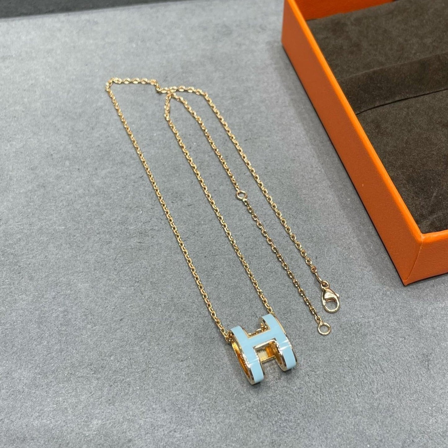 [Joyas Regalia] COLLAR POP H AZUL CIELO
