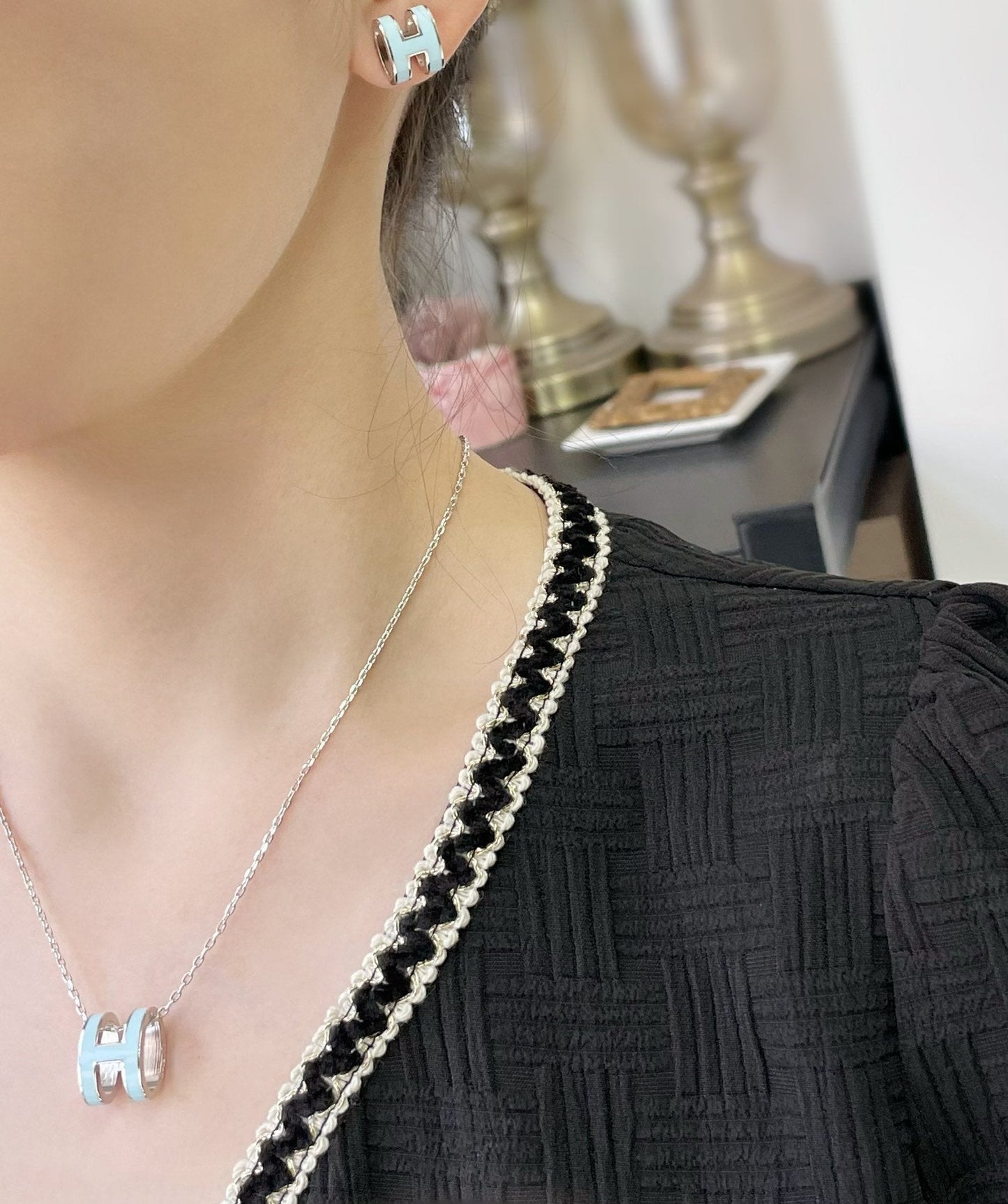 [Joyas Regalia] PENDIENTES POP H AZUL CIELO