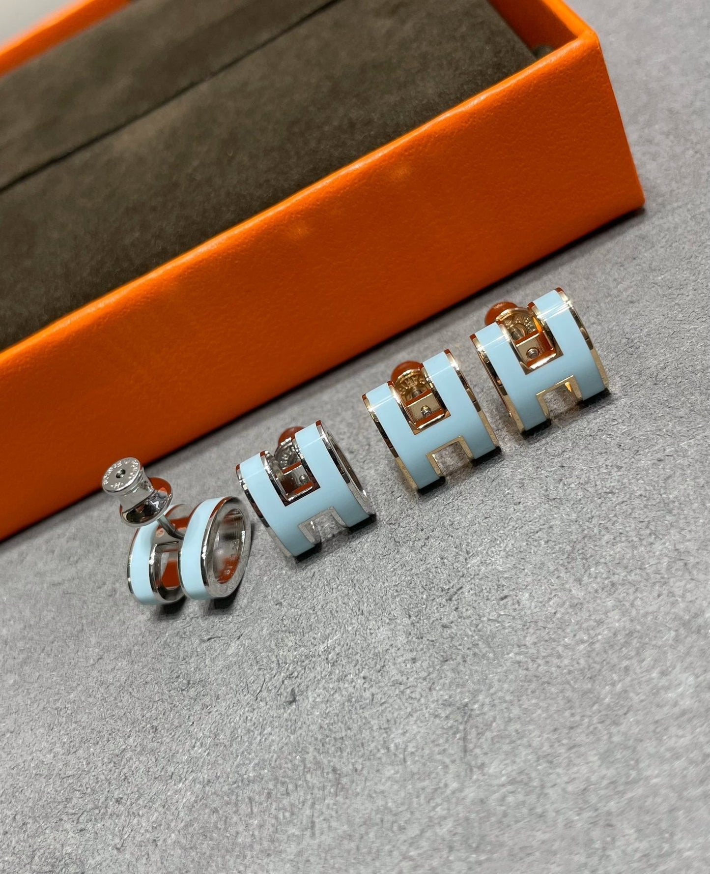 [Joyas Regalia] PENDIENTES POP H AZUL CIELO