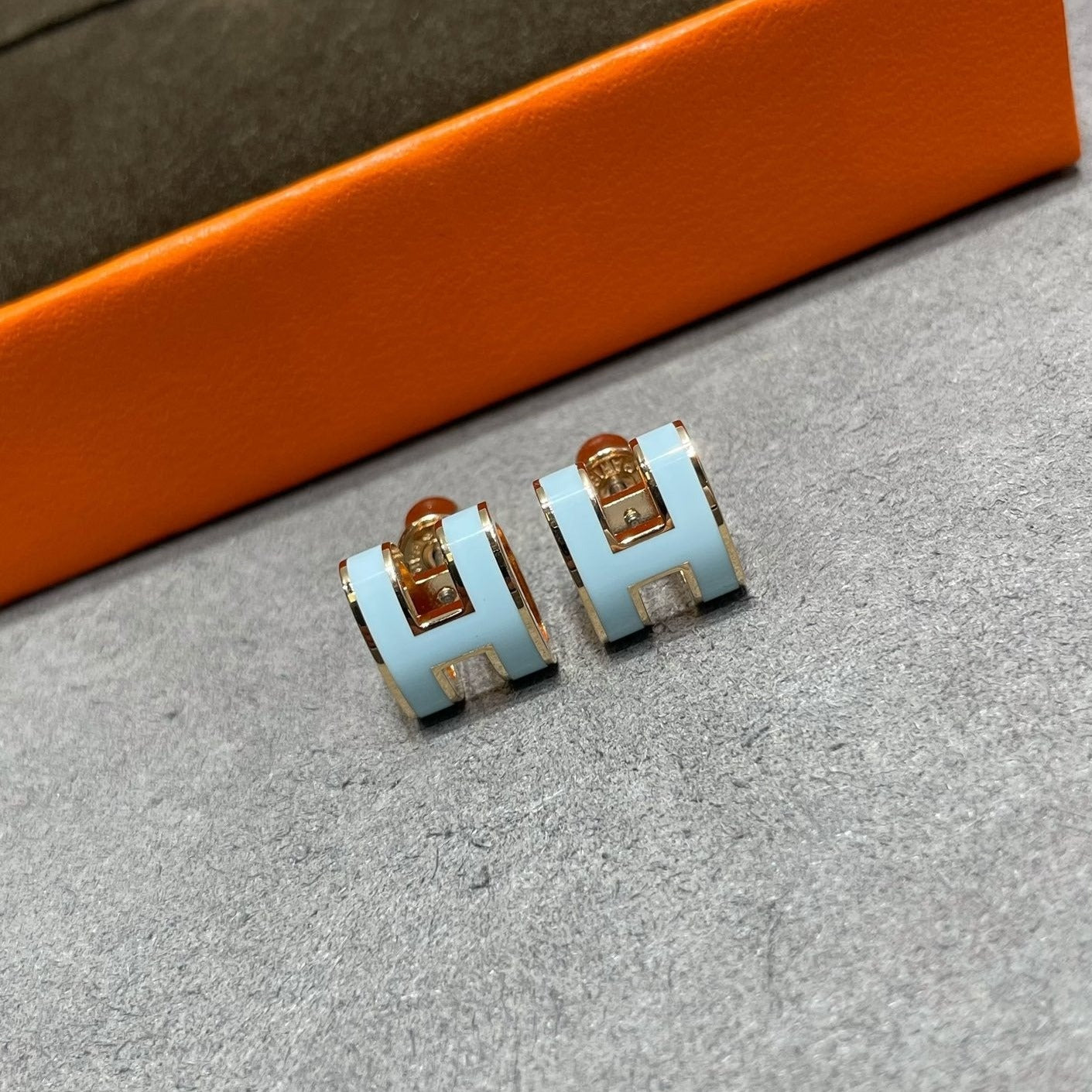[Joyas Regalia] PENDIENTES POP H AZUL CIELO