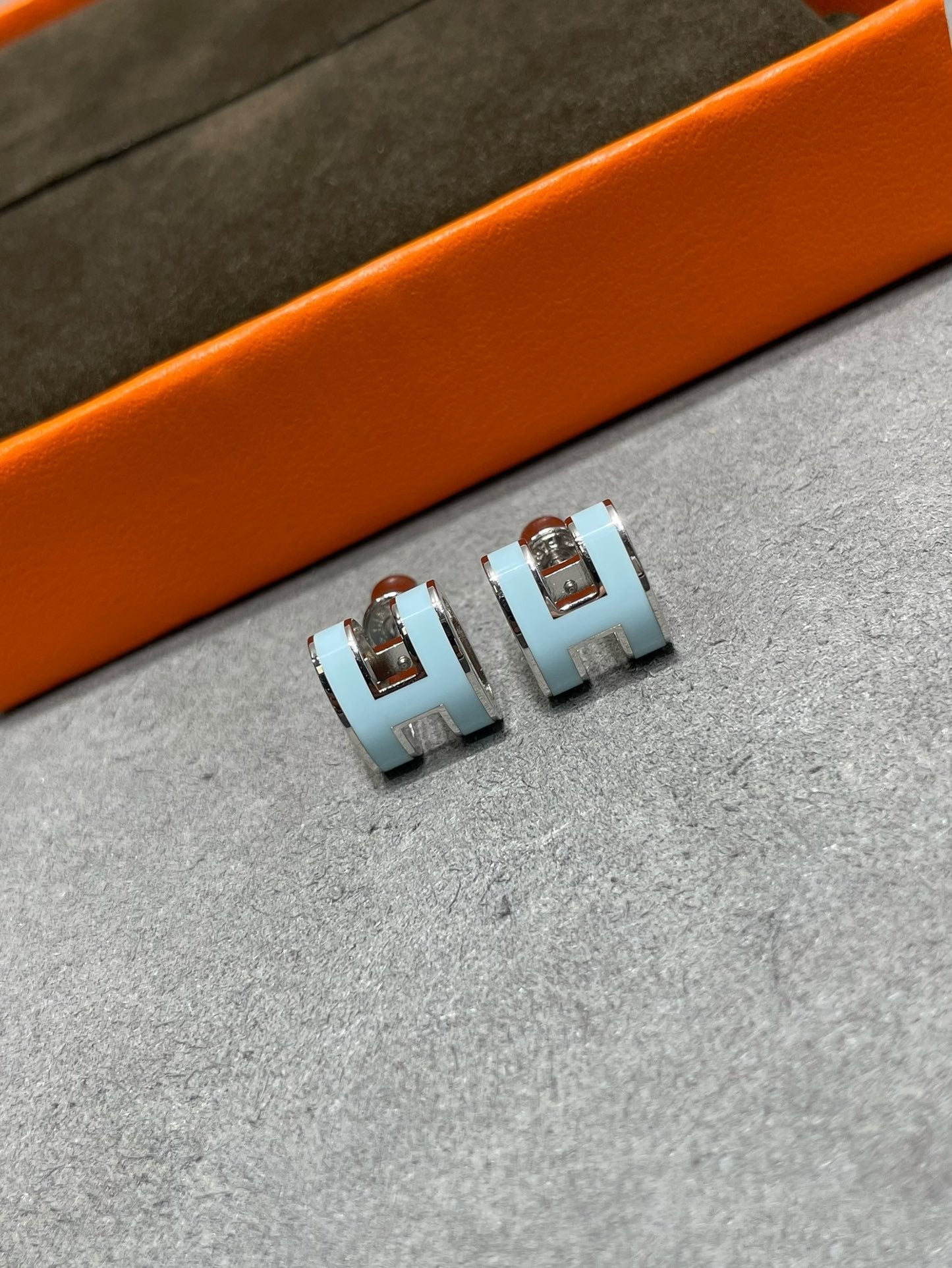 [Joyas Regalia] PENDIENTES POP H AZUL CIELO