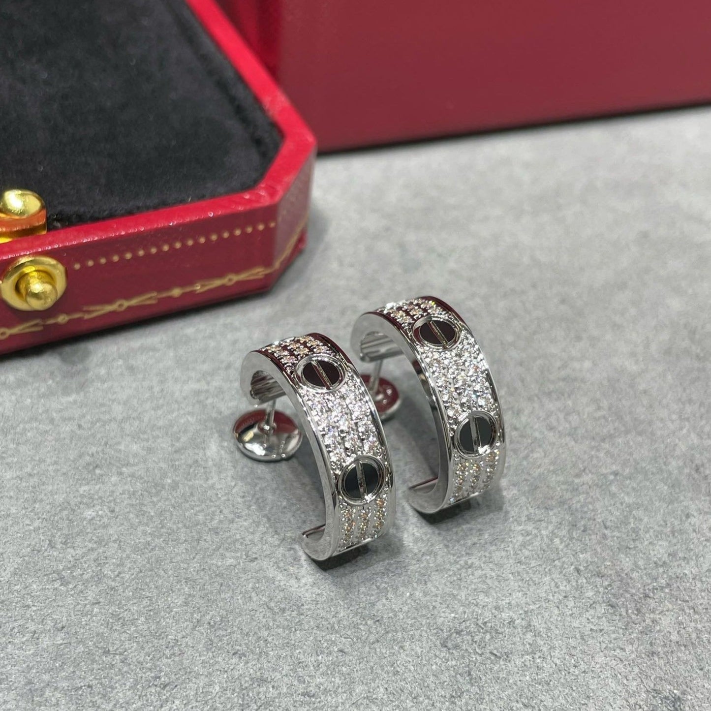 [Regalia jewelry]LOVE CERAMIC DIAMOND PAVED SILVER EARRINGS