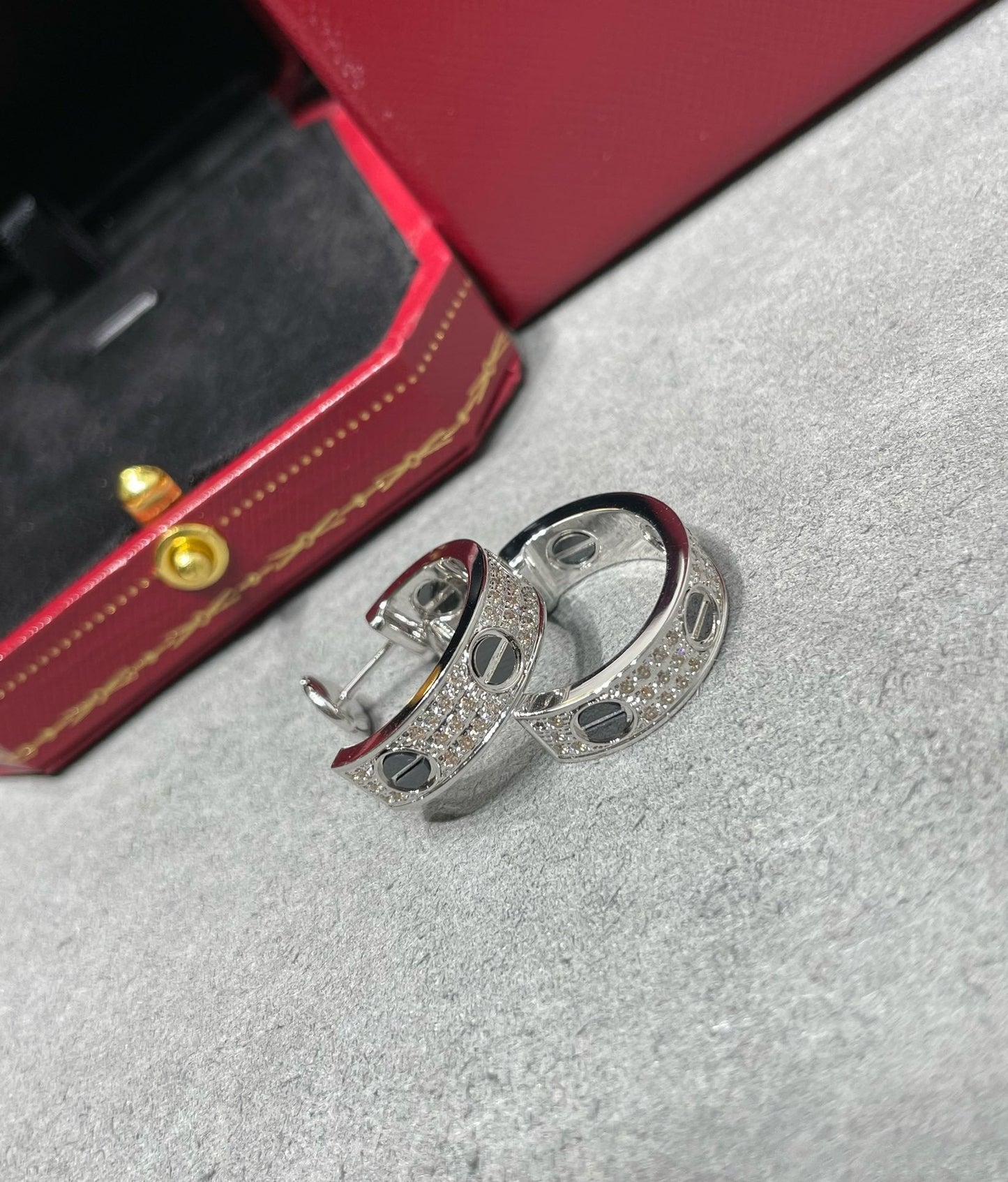 [Regalia jewelry]LOVE CERAMIC DIAMOND PAVED SILVER EARRINGS